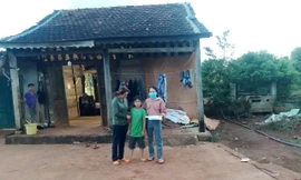 Giáo viên các trường mầm non ở huyện Ea H’leo đến nhà học sinh 3 năm trước để truy thu lại tiền chi sai