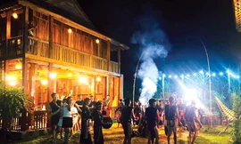 Các đoàn du khách nắm tay nhảy quanh ánh lửa