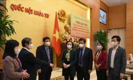 Các đại biểu trao đổi bên lề phiên giải trình. Ảnh: PV