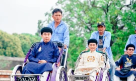 Yêu cầu mặc áo dài ngồi xích lô khi tham quan di tích ở Huế. Ảnh: VISITHUE