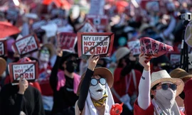 Những người phụ nữ biểu tình kêu gọi chính phủ Hàn Quốc ngăn chặn nạn lạm dụng tình dục bằng máy quay kín ở Seoul