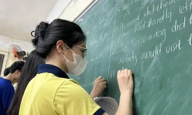 Học sinh lớp 9 đang ôn tập tăng tốc chuẩn bị cho kỳ thi tuyển sinh lớp 10 năm 2023. Ảnh: Quỳnh Anh