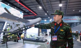 Máy bay không người lái (UAV) do đội ngũ nhà khoa học của Viettel chế tạo, sản xuất được trưng bày tại Triển lãm Quốc phòng Quốc tế 2024. Ảnh: VHT