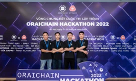 Các thành viên nhóm 1877 tại vòng chung kết cuộc thi Oraichain Hackathon năm 2022
