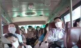 Cảnh công nhân ngủ trên xe. Ảnh: Đức Anh