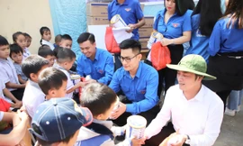 Bí thư Đoàn Bộ VHTTDL trao quà cho trẻ em có hoàn cảnh khó khăn. ẢNH: NVCC