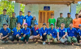 Những “kỹ sư” không bằng cấp bên mái ấm biên cương cụm dân cư Pêtapót biệt lập giữa núi rừng. Ảnh: Nguyễn Thành