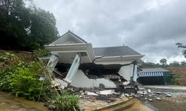 Một căn nhà bị sập do ảnh hưởng của mưa lớn tại huyện Quốc Oai (Hà Nội)