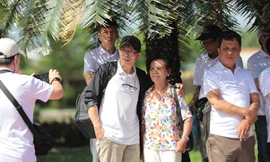 Bà Phạm Thị Xuân Khải với PV Tiền Phong tại Bình Định nhân kỷ niệm 70 năm thành lập báo Tiền Phong. Ảnh: Hồng Vĩnh