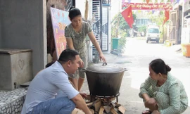 Nồi bánh chưng của Tổ trưởng Tổ tự quản số 1 Nguyễn Thanh Dũng giúp người lao động cảm thấy ấm áp hơn trong những ngày đón Tết xa quê. Ảnh: Giang Thanh