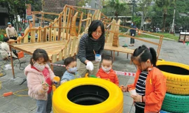 KTS Chu Kim Đức hướng dẫn các bạn nhỏ tham gia trang trí đồ chơi