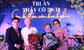 Vợ chồng TS Nguyễn Thanh Tùng cùng bố mẹ trong đêm nhạc “để đời” 