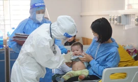 Bác sĩ Bệnh viện Trẻ em Hải Phòng thăm khám, điều trị cho bệnh nhi F0. Ảnh: Nguyễn Hoàn