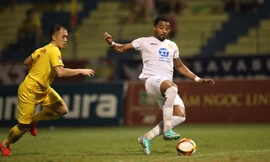 Rafaelson (phải) của Thép Xanh Nam Định. Ảnh: Lâm Thỏa