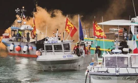 Tàu cá Pháp biểu tình gần đảo Jersey. Ảnh: PA