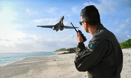 Quân nhân Mỹ theo dõi máy bay ném bom hạng nặng B-1B Lancer hạ cánh xuống căn cứ quân sự Diego Garcia, Quần đảo Chagos. Ảnh: US Air Force