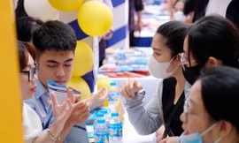 Thí sinh tham gia ngày hội tư vấn đăng ký nguyện vọng 2023. Ảnh: Mạnh Thắng