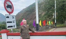 Cựu TNXP Nguyễn Tiến Năng tại khu vực cửa khẩu Ma Lù Thàng, điểm cuối của con đường chiến lược Ma Lù Thàng- thị xã Lai Châu được xây dựng năm xưa. Ảnh: NHÂN VẬT CUNG CẤP