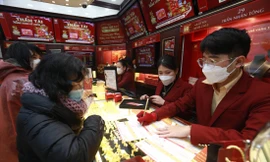 Với mong muốn cầu may, khách mua vàng chủ yếu mua 0,5 - 1 chỉ. Ảnh: Như Ý