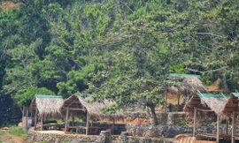 Hàng quán mọc lên bên thềm trầm tích núi lửa. Ảnh: Nguyễn Ngọc