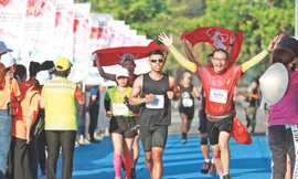 Huy Hoàng (phải), tự nhận mình là Forrest Gump. Ảnh: Hồ Như Ý