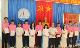 11 học sinh ưu tú của Trường THPT Trần Cao Vân trong lễ kết nạp Đảng