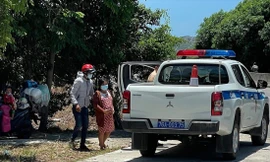 CSGT Quảng Ngãi đưa thai phụ L đi cấp cứu. Ảnh: CA cung cấp