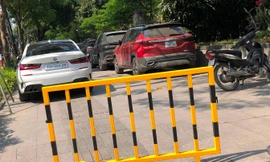Chủ bãi xe trên vỉa hè Huỳnh Thúc Kháng được rào chắn, bịt vỉa hè để trông ô tô sai quy định. Ảnh: Anh Trọng