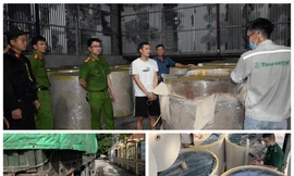 Nguyễn Khắc Vĩnh (áo trắng giữa) cùng tang vật vụ án