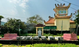 Những ngôi mộ gió đầu tiên trên đảo là mộ của cai đội Phạm Quang Ảnh cùng với 24 lính của hải đội Hoàng Sa. Ảnh: Nguyễn Ngọc