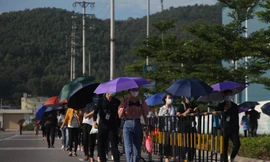 Người lao động đến nhà máy làm việc trong trật tự, giữ khoảng cách tại khu công nghiệp ở Bắc Giang. Ảnh: Ng Thắng