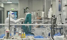 Bệnh nhân nặng tại Bệnh viện điều trị người bệnh COVID-19. Ảnh: Thái Hà