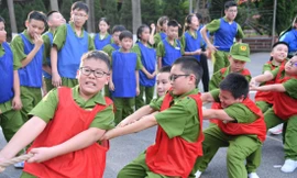 Các em trải nghiệm trong chương trình Học làm chiến sĩ Công an