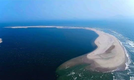 Đảo cát khủng long nhìn từ trên cao. Ảnh: Ngọc Lĩnh