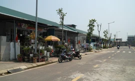 Nhìn bên ngoài, không ai nghĩ khu phố này là dãy nhà liền kề “hộ nghèo” ở Hương Sơ do chính quyền vận động hỗ trợ xây dựng tặng cho dân. Ảnh: Ngọc Văn