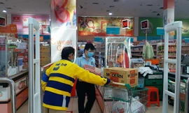 Shipper “đi chợ hộ” tại siêu thị. Ảnh: U.P