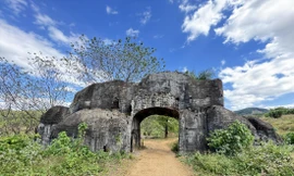 Cổng vào khu du lịch suối nước nóng xuống cấp, mục nát, cây cối xung quanh mọc um tùm