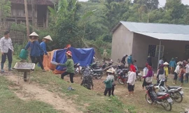 Người dân tham gia ngày công lao động xây dựng nhà văn hóa bản