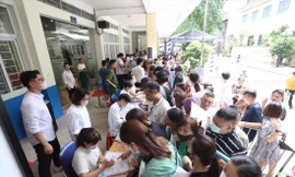 Năm học 2023-2024, tại một số trường ở Hà Nội, phụ huynh phải xếp hàng xuyên đêm mua hồ sơ nhập học cho con