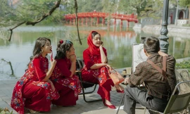 Mẹ con NSƯT Chiều Xuân giữ thói quen mặc áo dài Tết bát phố và đi lễ chùa