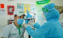 Công nhân được tiêm vắc-xin ngừa COVID-19 tại TPHCM. Ảnh: U.P