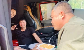 Tranh thủ ăn uống trước khi lái xe xuất khẩu qua biên giới. Ảnh: Duy Chiến