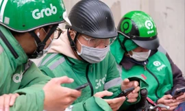 Anh Nguyễn Đình Duy (ở giữa), quê ở Hải Dương xem lại lịch sử đơn hàng. Ảnh: Châu Linh 