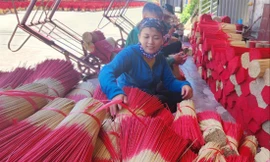 Người lao động làm hương tại làng nghề Quảng Phú Cầu