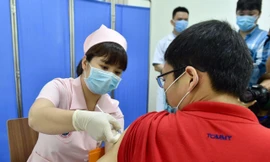 Tiêm vắc-xin Covivac của Việt Nam. Ảnh: Như Ý