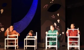 Dàn nghệ sĩ hùng hậu bảo chứng cho sự ăn khách của vở diễn. Ảnh: KỲ SƠN