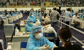 Chiến dịch tiêm vắc-xin lớn nhất: Phải an toàn và minh bạch