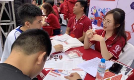 Thí sinh tham gia ngày hội tư vấn tuyển sinh đợt tháng 3/2023. Ảnh: Nghiêm Huê