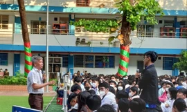 Chuyên gia công nghệ thông tin nói chuyện với học sinh Trường THPT Nguyễn Du về ChatGPT. Ảnh: T.T