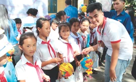 Bác sĩ Huỳnh Lê Thái Bão trong một lần đi thiện nguyện tặng quà cho trẻ em